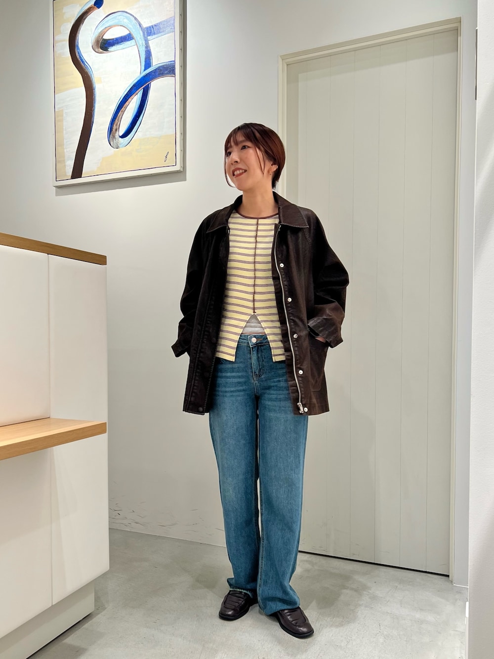 ブラウン系のその他アウター、イエロー系のTシャツ/カットソー、ブルー系のデニムパンツを着用したレディースの夏コーディネートの1枚目の写真