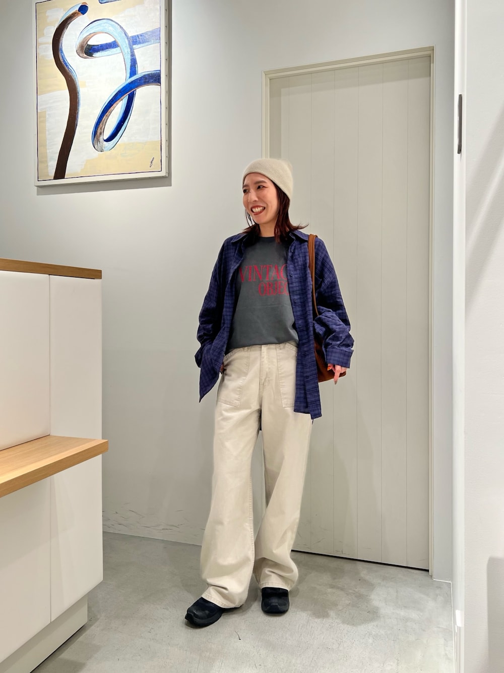 イエロー系のショルダーバッグ、ベージュ系のその他パンツ、グレー系のTシャツ/カットソーを着用したレディースの秋コーディネートの1枚目の写真