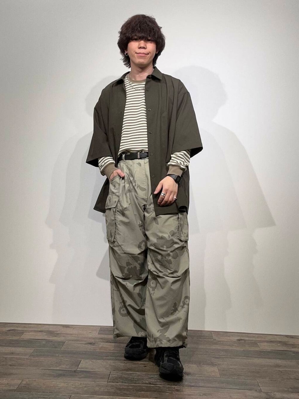 グリーン系のTシャツ/カットソー、グリーン系のシャツ/ブラウス、ベージュ系のその他パンツを着用したメンズの春コーディネートの1枚目の写真