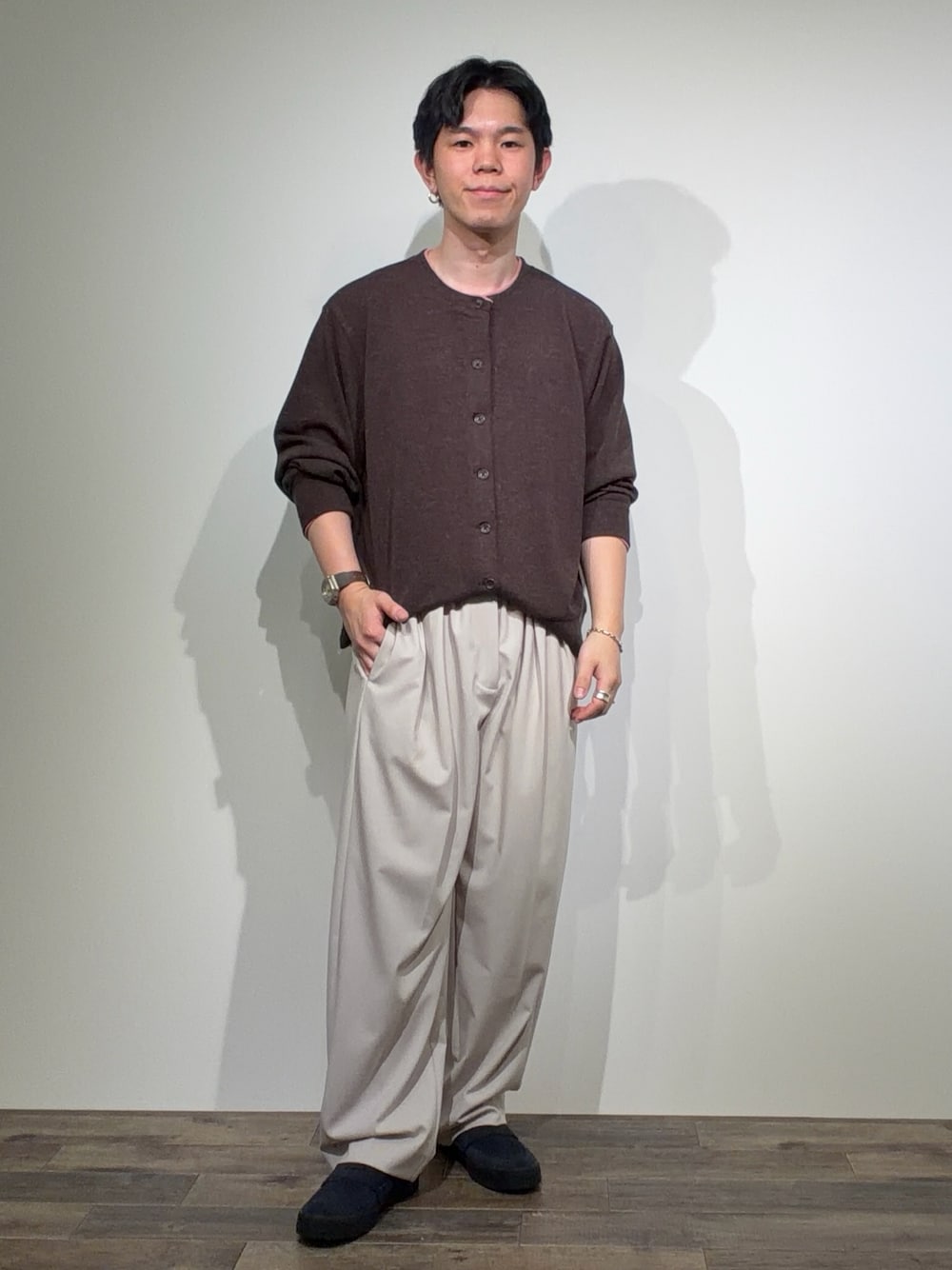 ベージュ系のその他パンツ、ブラウン系のカーディガン/ボレロを着用したメンズの春コーディネートの1枚目の写真