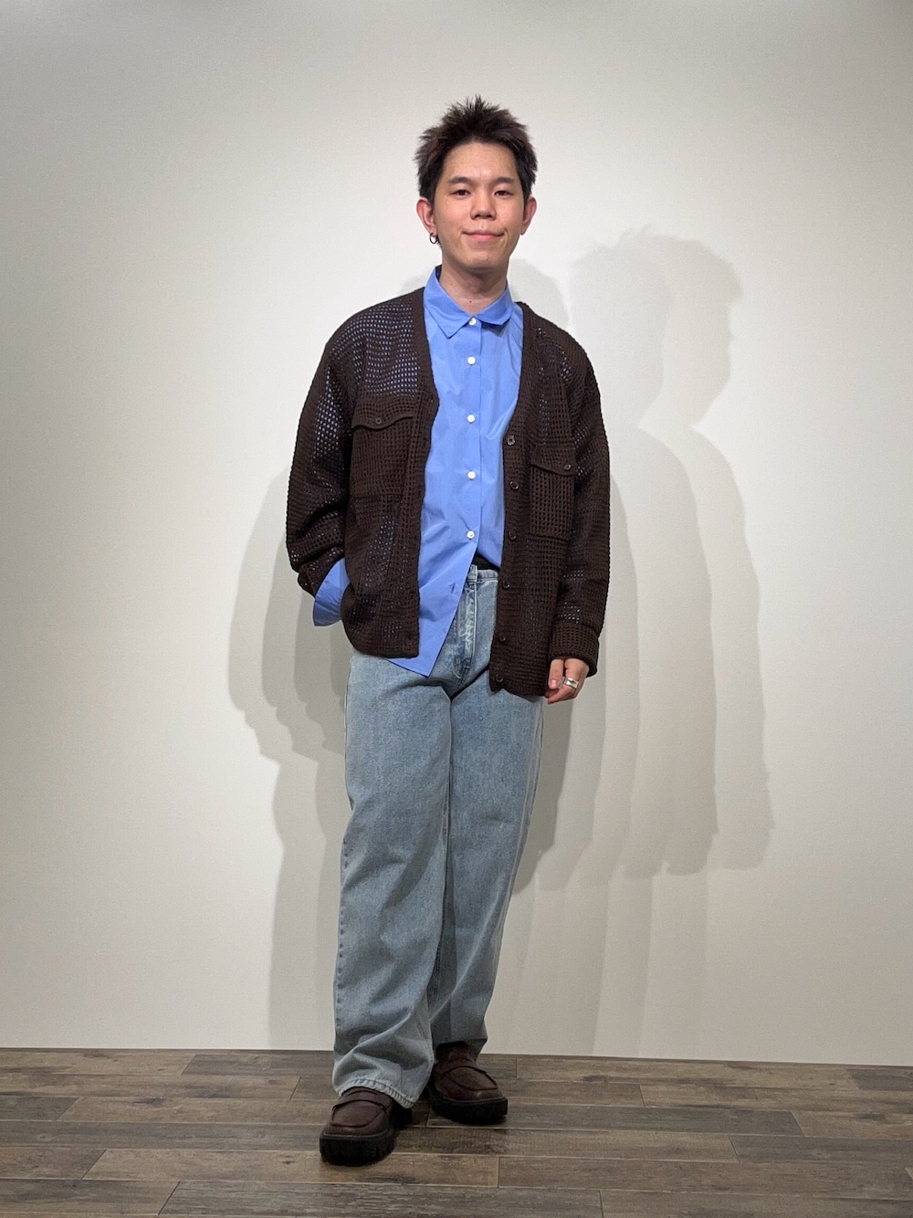 ブルー系のシャツ/ブラウス、ブラウン系のローファー、ブルー系のデニムパンツを着用したメンズの秋コーディネートの1枚目の写真