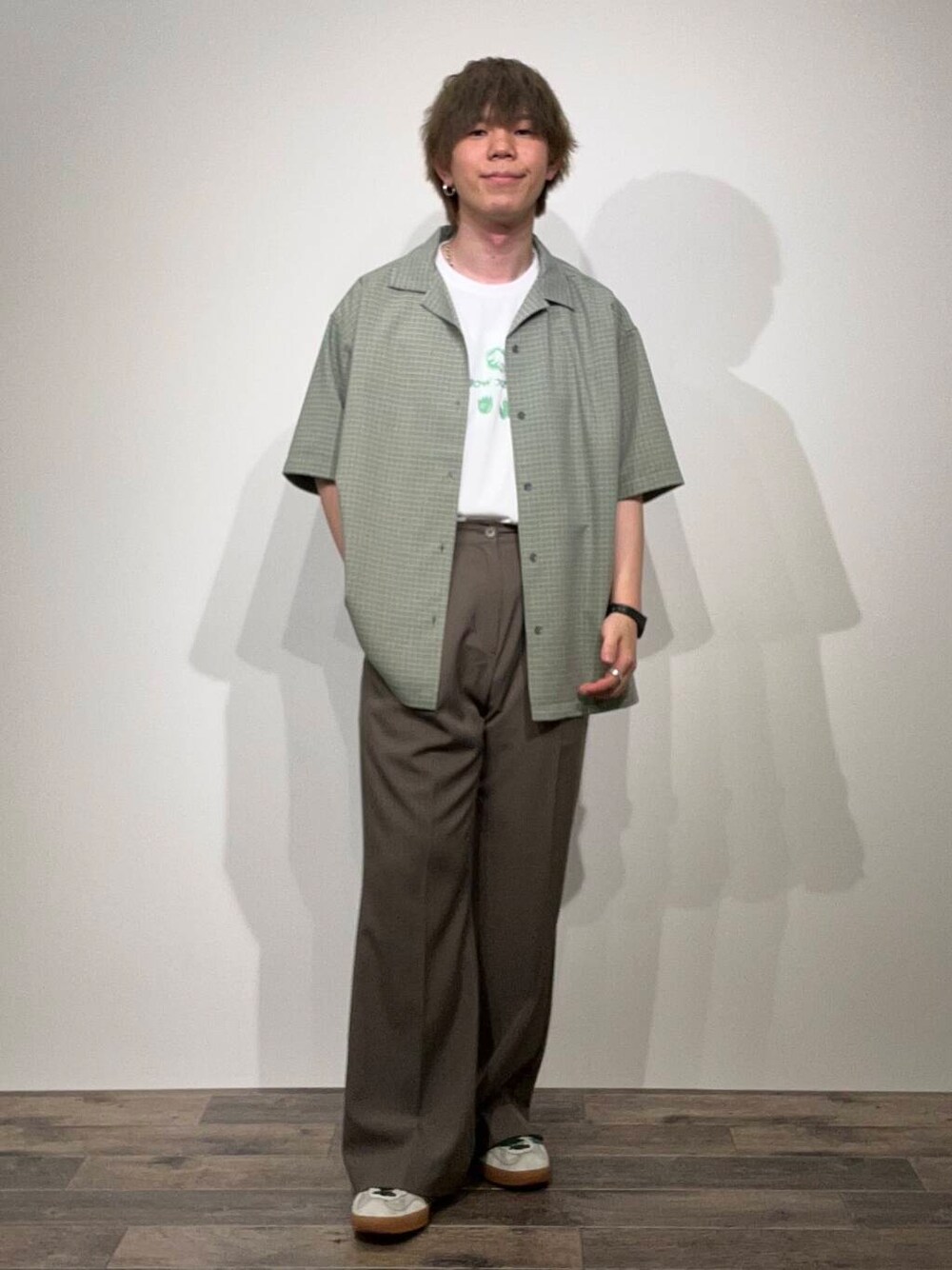 ブラウン系のその他パンツ、ホワイト系のTシャツ/カットソー、グリーン系のシャツ/ブラウスを着用したメンズの夏コーディネートの1枚目の写真