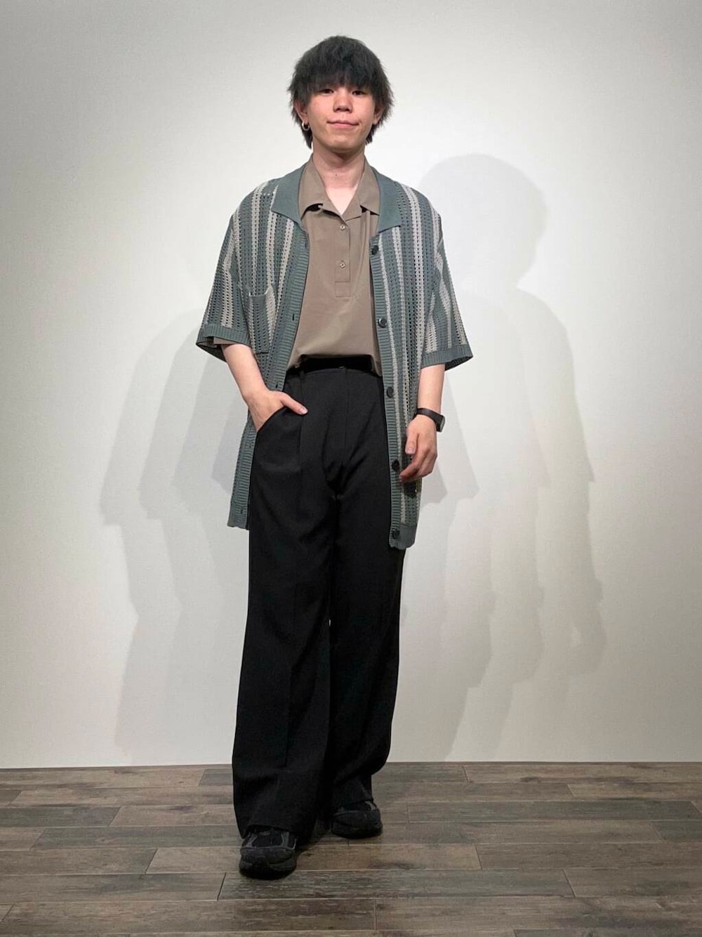 ベージュ系のポロシャツ、グリーン系のニット/セーター、ブラック系のその他パンツを着用したメンズの夏コーディネートの1枚目の写真