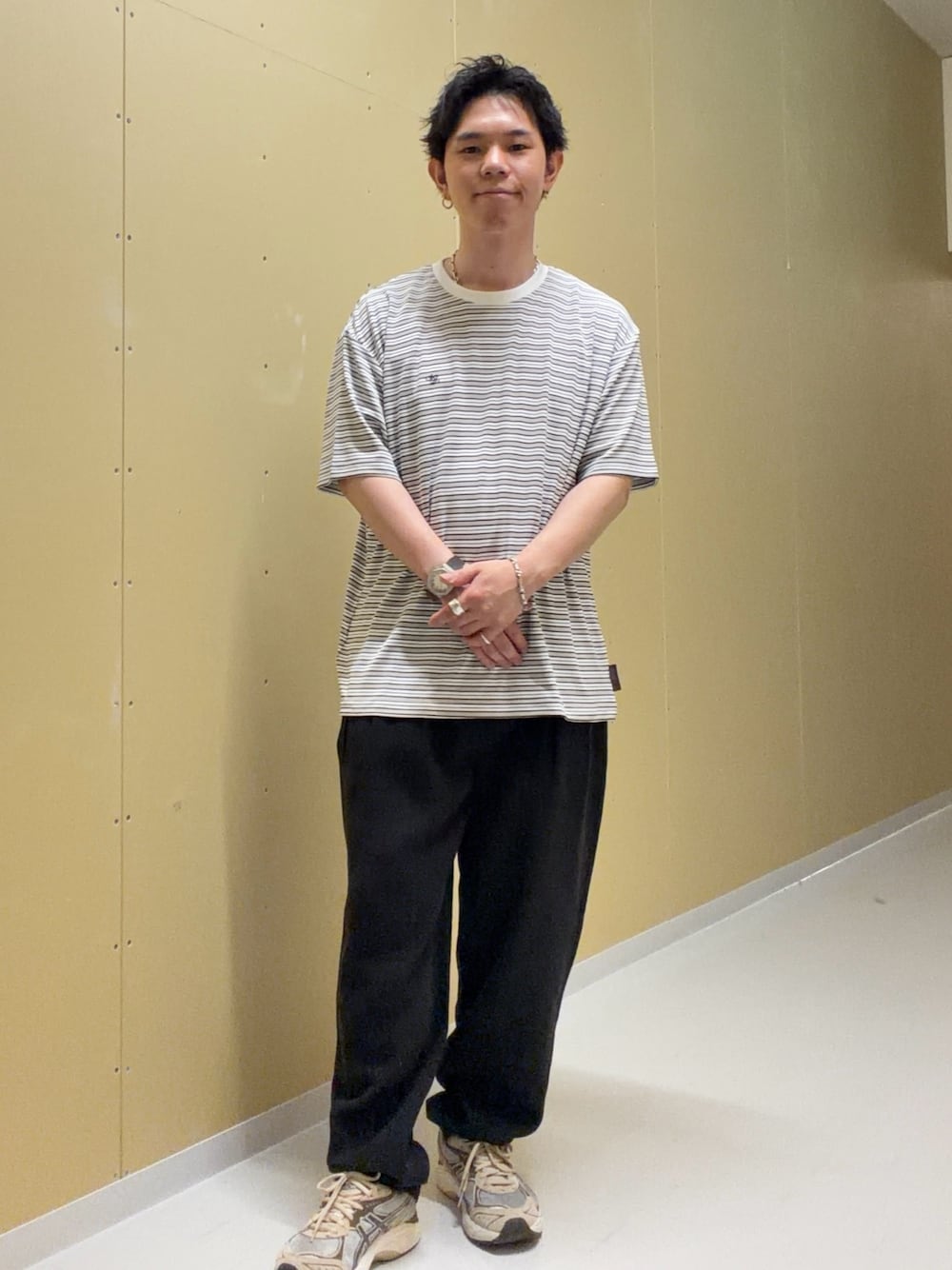 ホワイト系のTシャツ/カットソー、ブラック系のその他パンツ、グレー系のスニーカーを着用したメンズの夏コーディネートの1枚目の写真