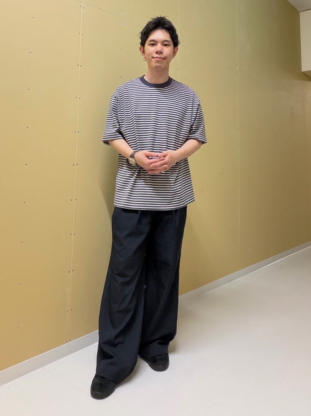 ブルー系のTシャツ/カットソー、ブルー系のその他パンツを着用したメンズの夏コーディネートの1枚目の写真