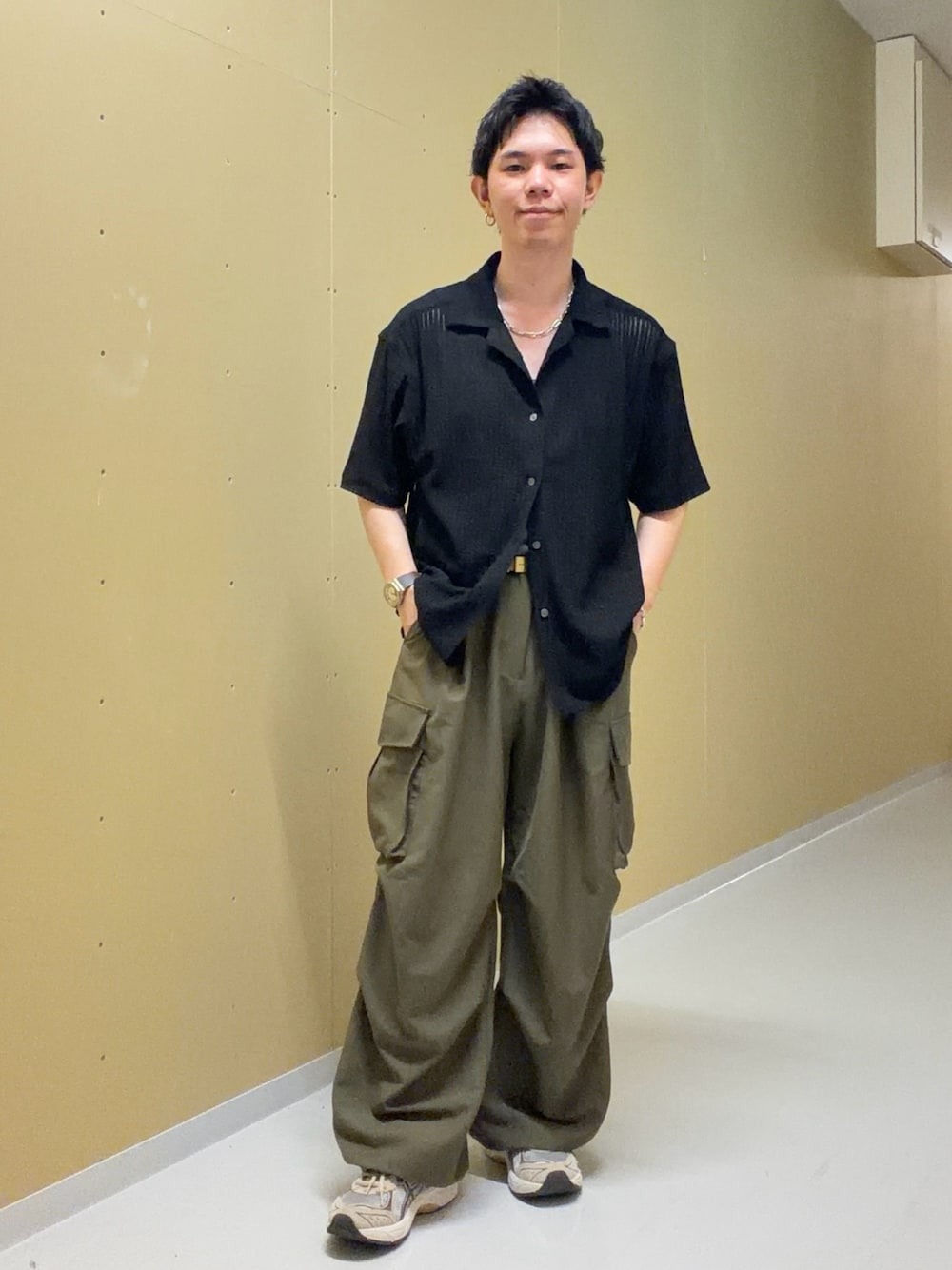 ブラック系のシャツ/ブラウス、グリーン系のその他パンツ、グレー系のスニーカーを着用したメンズの夏コーディネートの1枚目の写真