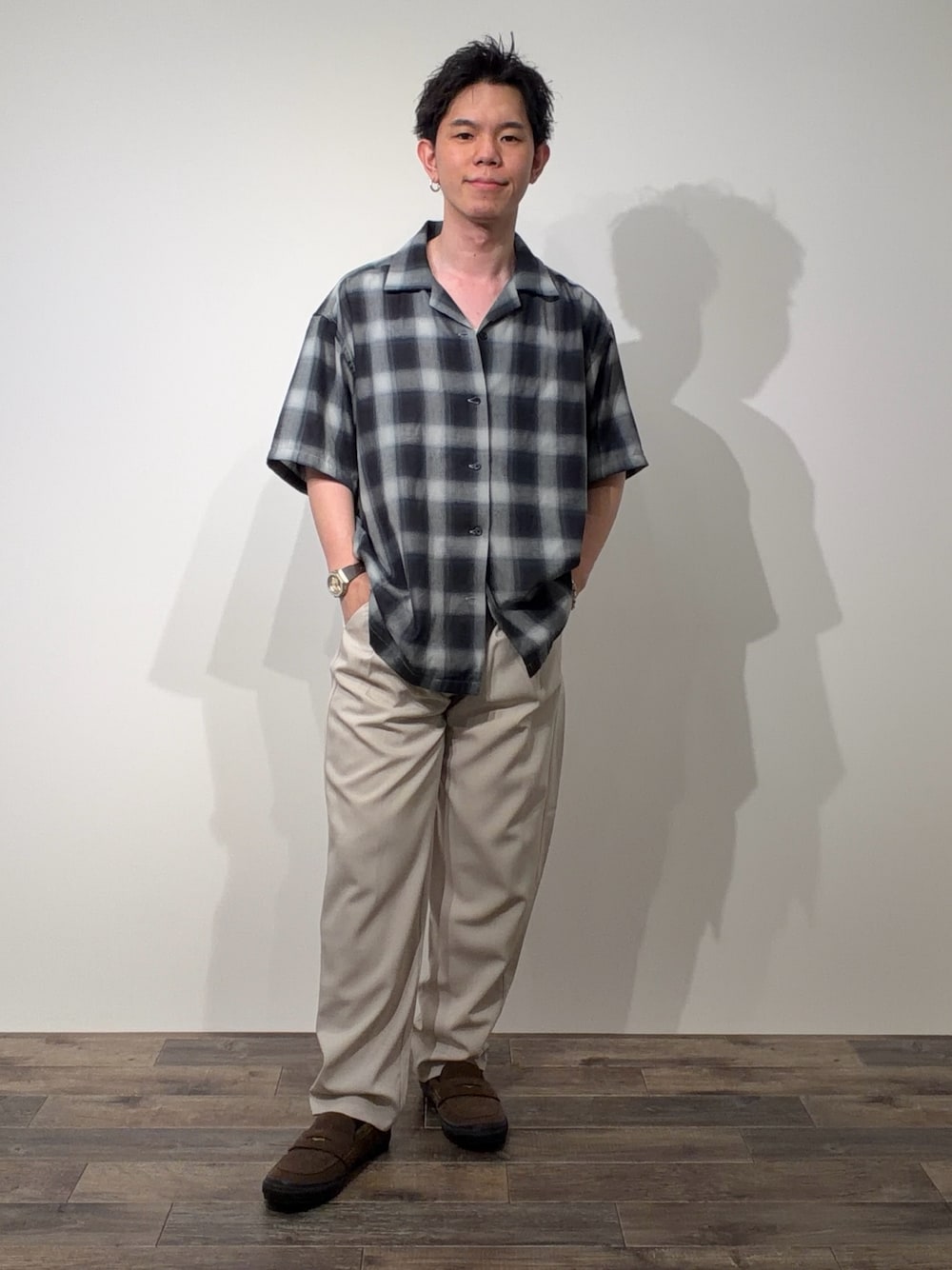 ブラック系のシャツ/ブラウス、ベージュ系のその他パンツ、ブラウン系のローファーを着用したメンズの夏コーディネートの1枚目の写真