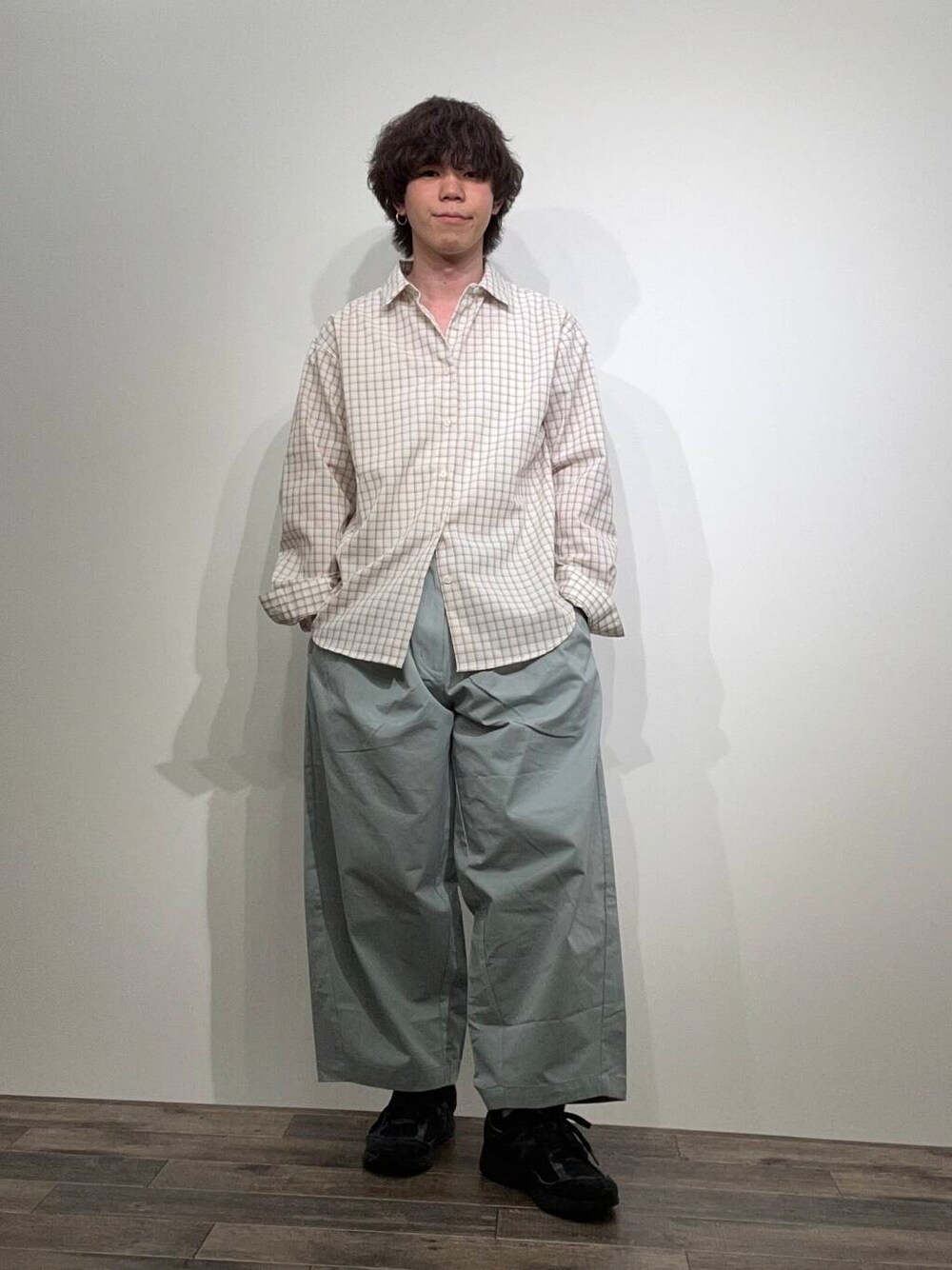 ホワイト系のシャツ/ブラウス、グリーン系のその他パンツを着用したメンズの春コーディネートの1枚目の写真