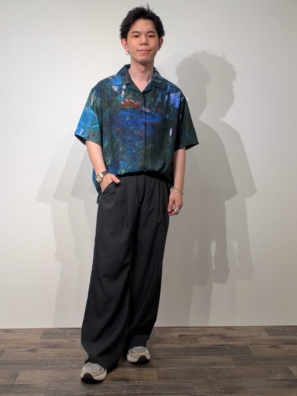 ブラック系のシャツ/ブラウス、グレー系のその他パンツ、グレー系のスニーカーを着用したメンズの夏コーディネートの1枚目の写真