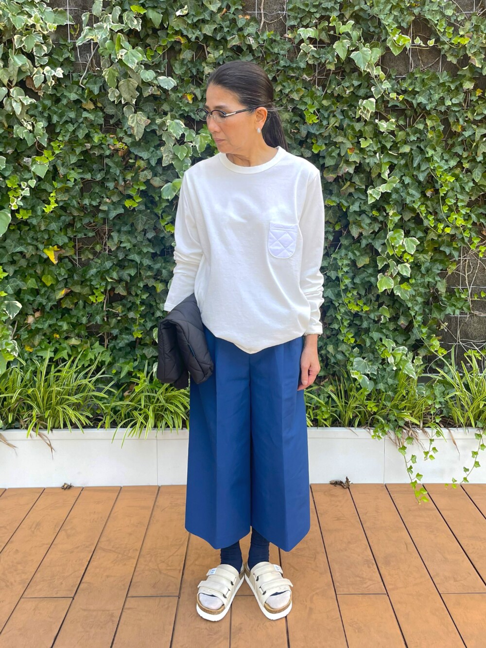 ホワイト系のTシャツ/カットソー、ブラック系のトートバッグを着用したレディースの夏コーディネートの1枚目の写真