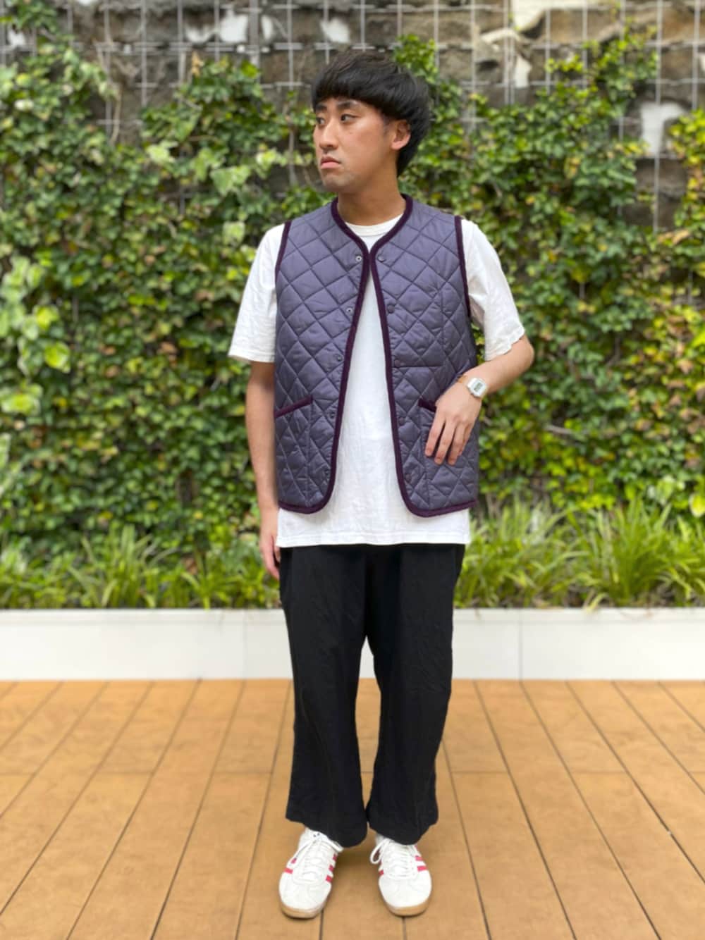 ホワイト系のTシャツ/カットソー、パープル系のベストを着用したメンズの夏コーディネートの1枚目の写真