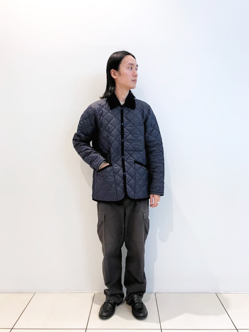 ブルー系のその他アウターを着用したメンズの冬コーディネートの1枚目の写真