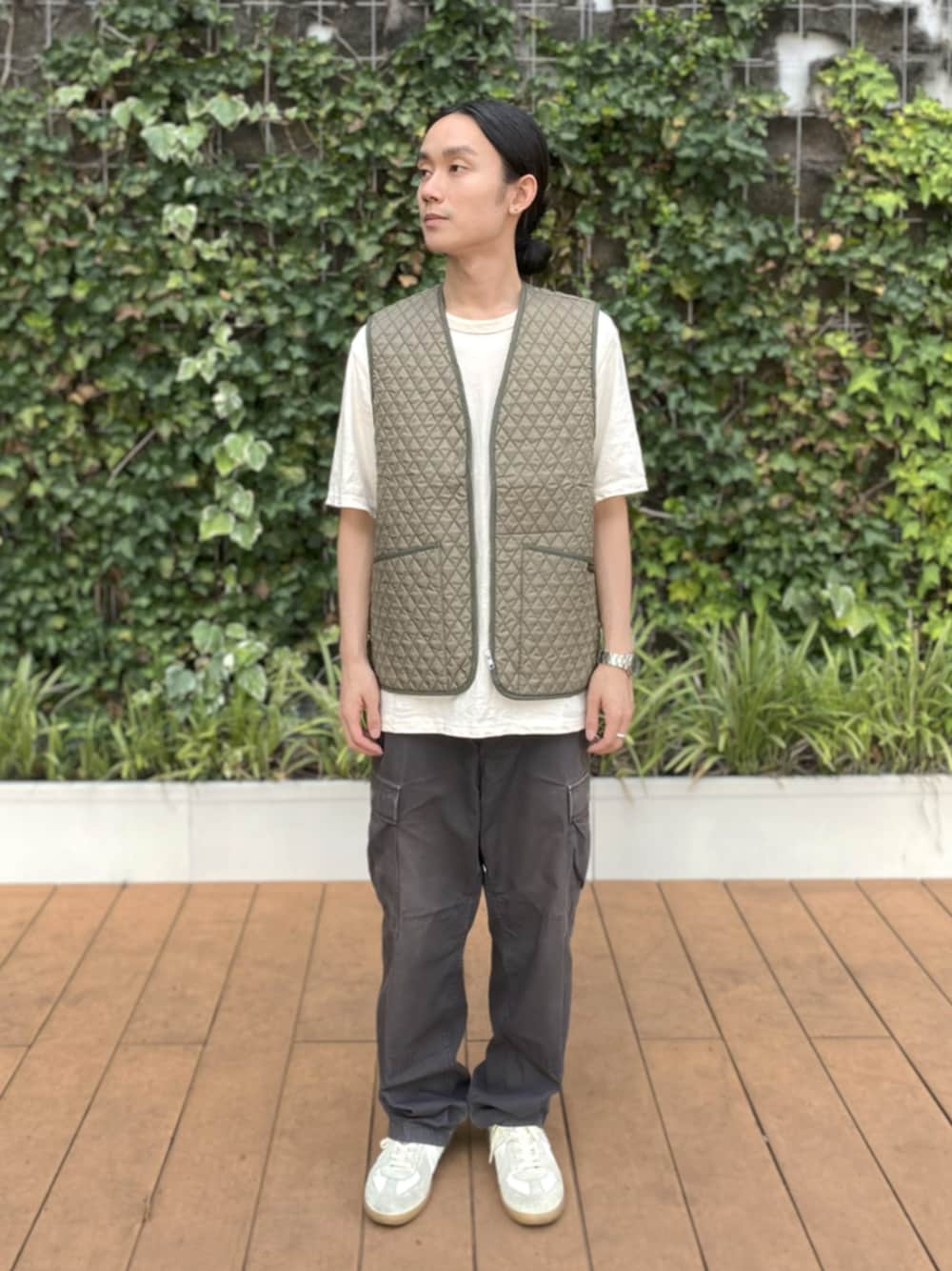 ホワイト系のTシャツ/カットソー、ブラック系のベストを着用したメンズの夏コーディネートの1枚目の写真