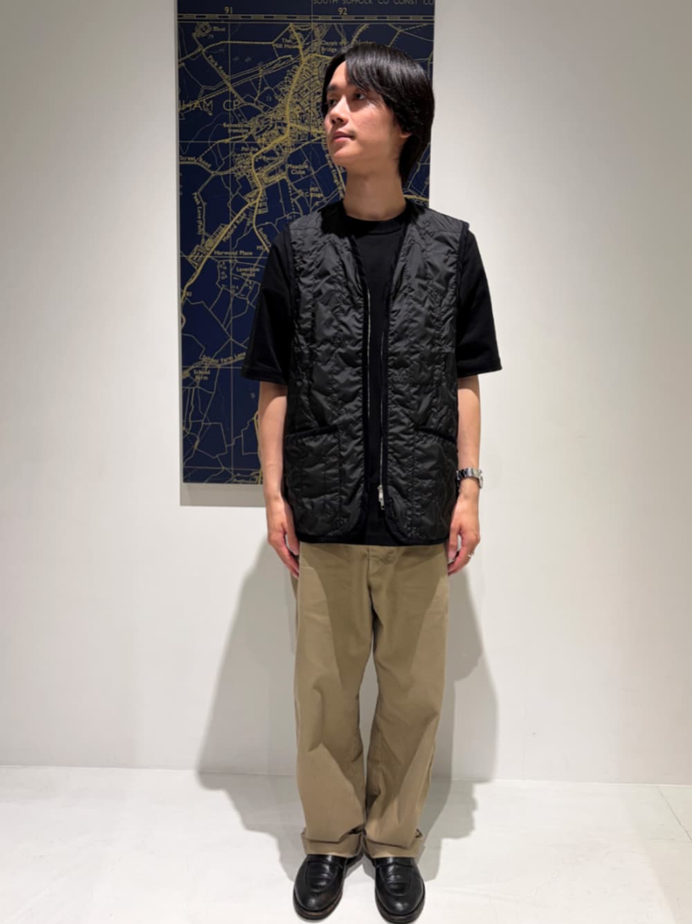 ブラック系のベスト、ブラック系のTシャツ/カットソーを着用したメンズの夏コーディネートの1枚目の写真