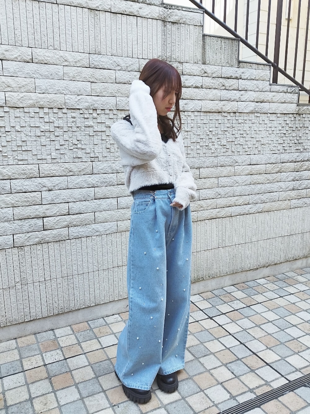 「冬コーデ、カジュアルコーデ、シンプルコーデ、お洒落さんとつながりたい、低身長女子、大人かわいい、オトナカジュアル、デニム、カーディガン、淡色コーデ、低身長、お出かけコーデ、ブーツ、休日スタイル、スニーカー」｜「OLIVE des OLIVEのハートボタンフェザーカーデ（カーディガン/ボレロ、ベージュ系）」を使った、あかりさん（レディース・152cm）の冬コーディネートの1枚目の写真