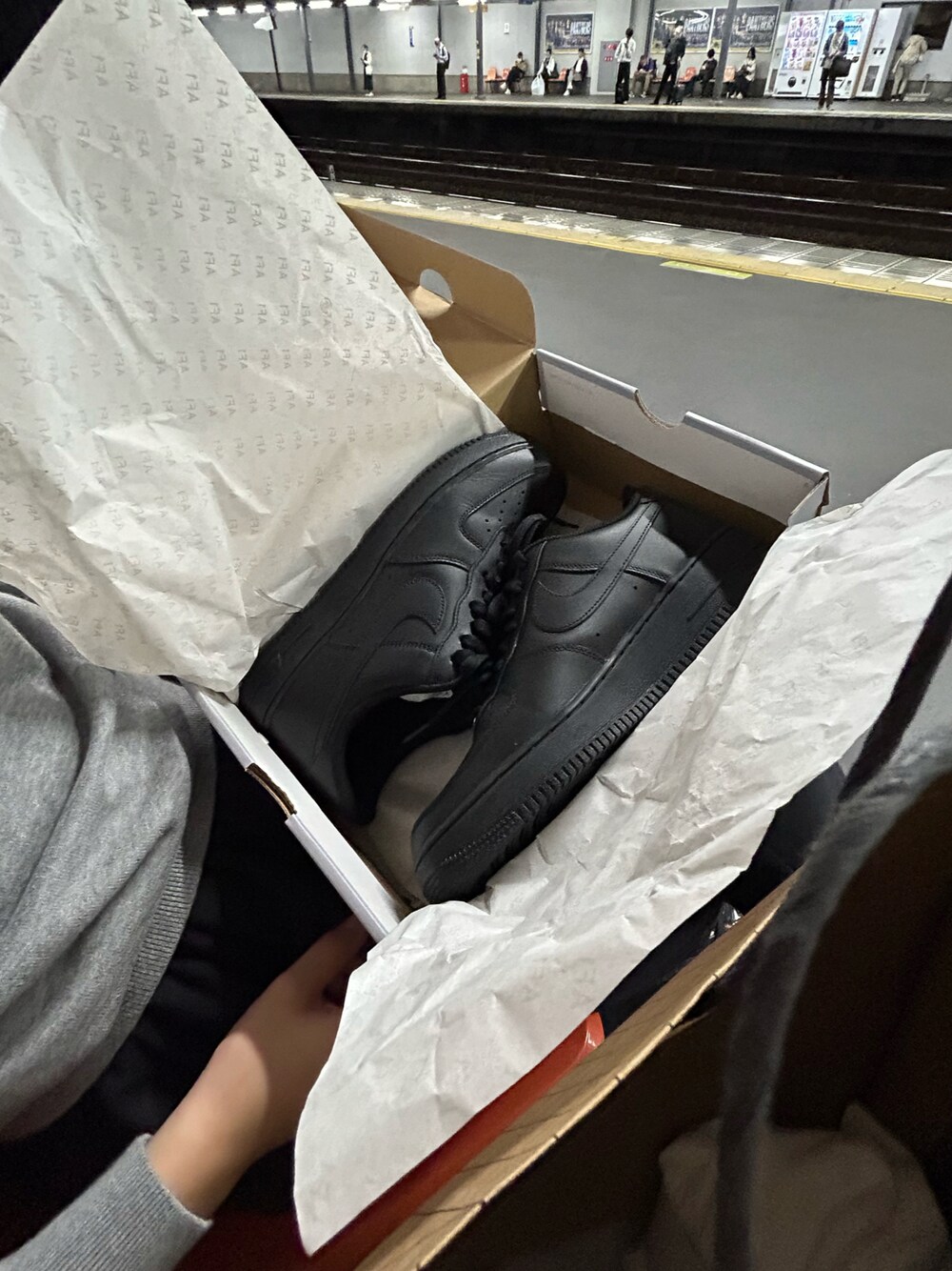 ブラック系のスニーカーを着用したメンズの秋コーディネートの1枚目の写真