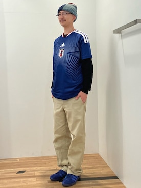 「adidas（アディダス）のサッカー日本代表 2026 ホーム レプリカ ユニフォーム / adidas（Tシャツ/カットソー）」を使った、KKさん（メンズ・175cm）の秋コーディネート