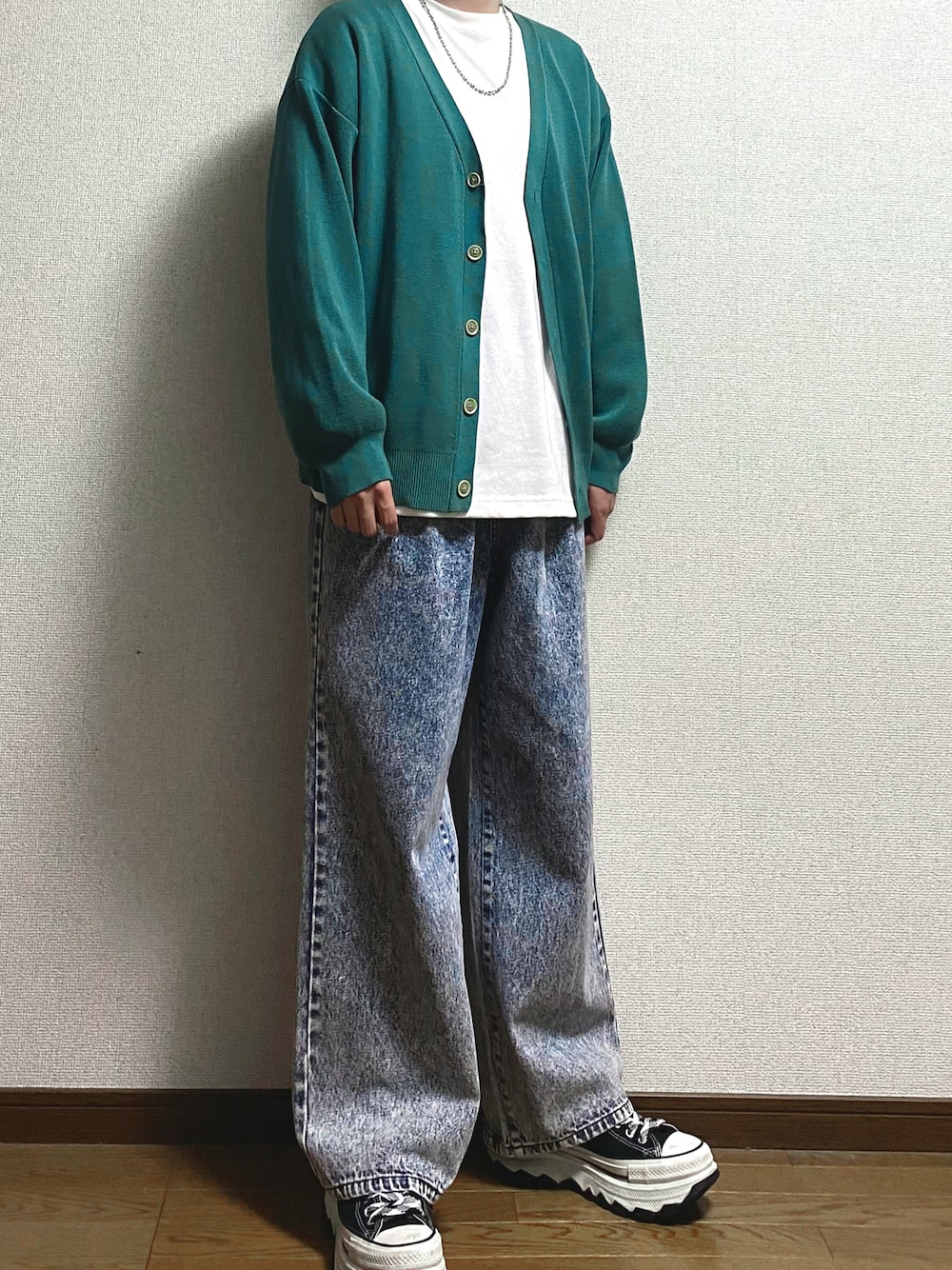 「似合うラボに行こう、春服、メンズコーデ、カジュアルコーデ、アースカラー、カーディガン、デニム、adrer、RAGEBLUE、かっこかわいい、緑×青、コンバース、厚底スニーカー、メンズ春コーデ、春コーデ」｜「RAGEBLUEのミラノリブニットカーディガン（カーディガン/ボレロ、グリーン系）」を使った、Taiさん（メンズ・175cm）の冬コーディネートの1枚目の写真