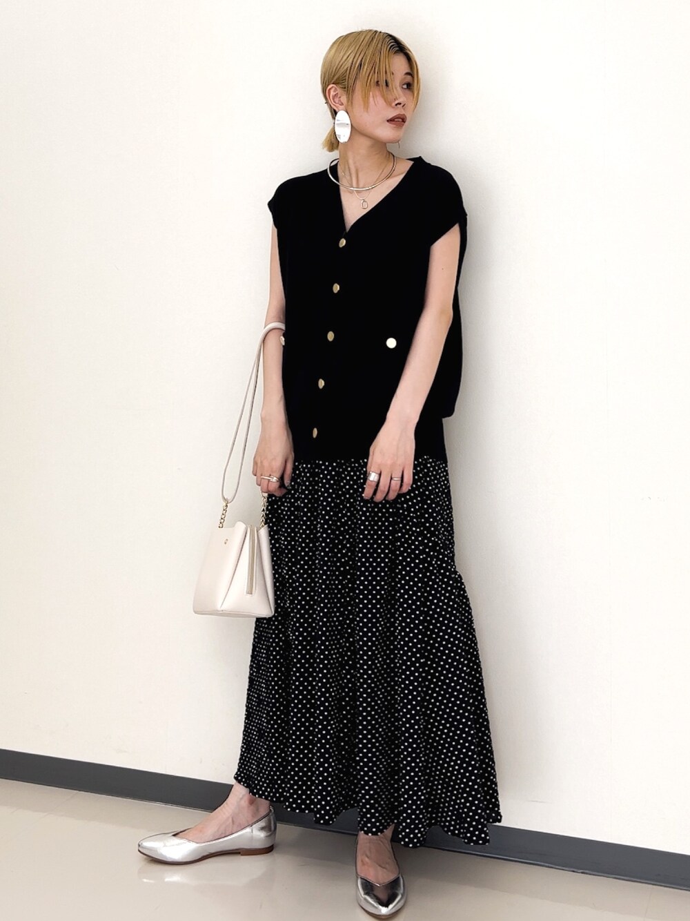 ブラック系のベスト、ブラック系のスカート、シルバー系のその他シューズを着用したレディースの夏コーディネートの1枚目の写真