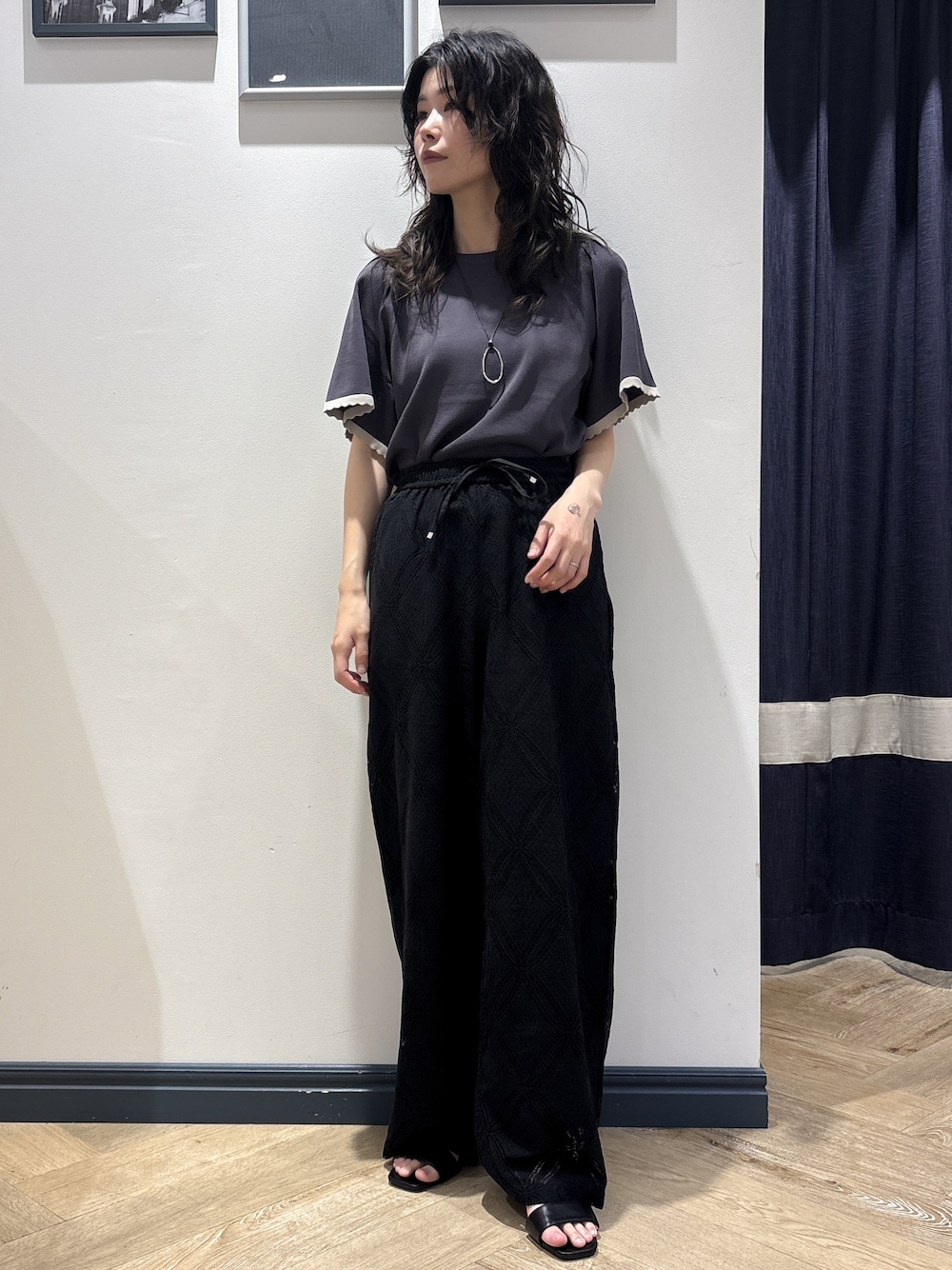 ブラック系のサンダル、ブラック系のその他パンツ、グレー系のニット/セーターを着用したレディースの春コーディネートの1枚目の写真