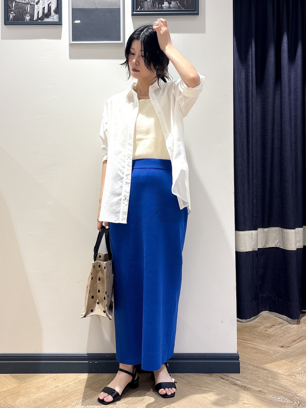 ホワイト系のシャツ/ブラウス、ホワイト系のタンクトップ、ブルー系のスカートを着用したレディースの夏コーディネートの1枚目の写真
