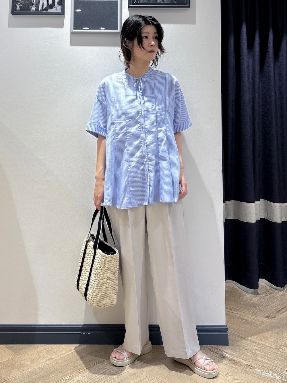ブルー系のシャツ/ブラウス、ベージュ系のその他パンツ、ホワイト系のトートバッグを着用したレディースの夏コーディネートの1枚目の写真