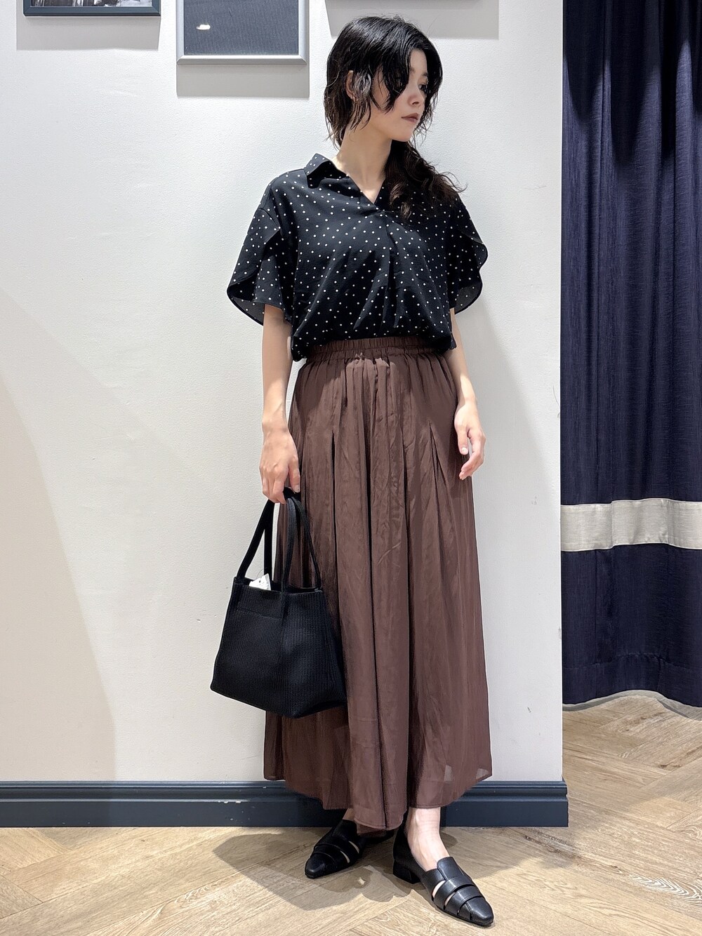 ブラウン系のその他パンツ、ブラック系のトートバッグを着用したレディースの夏コーディネートの1枚目の写真