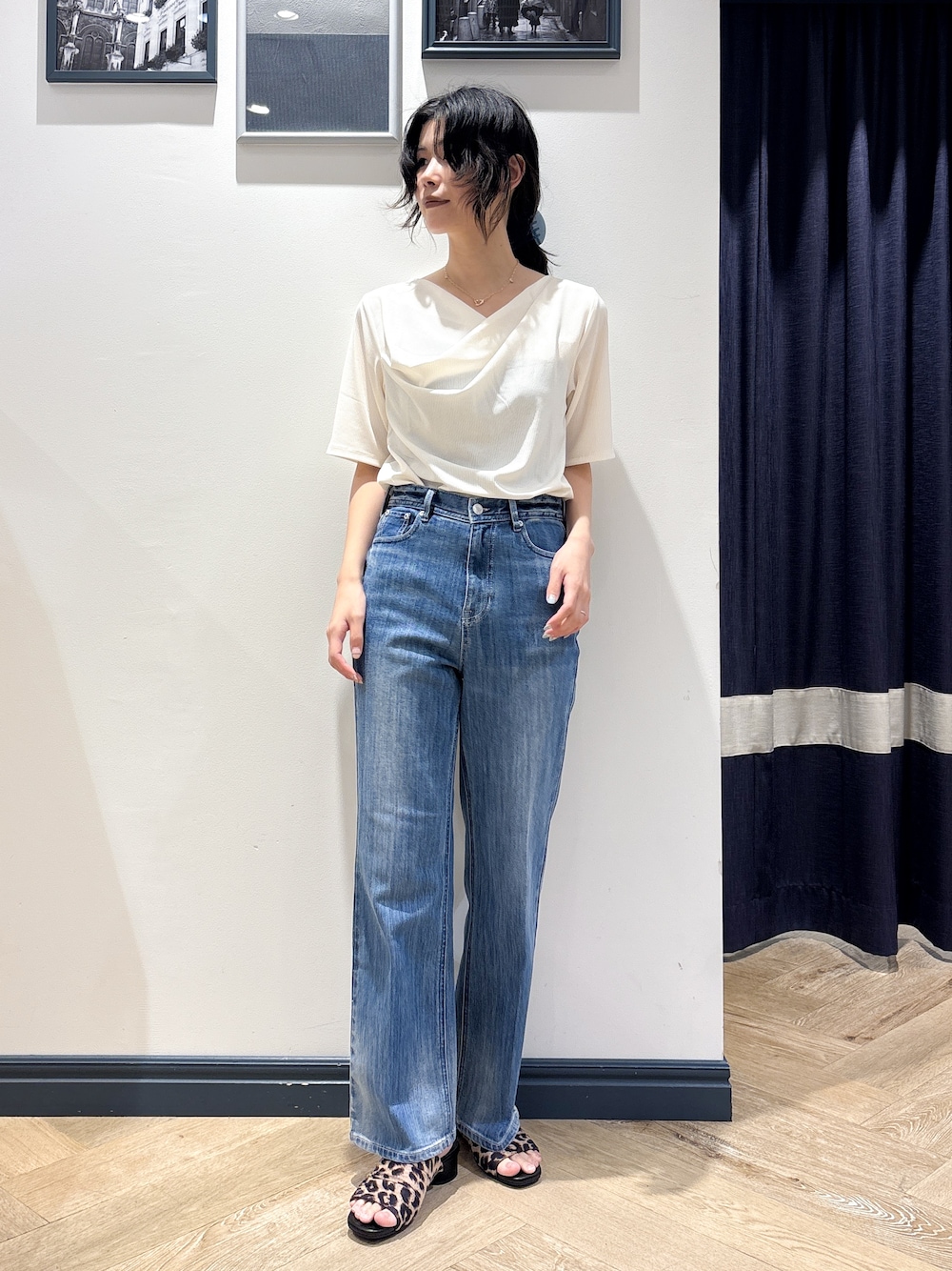 ホワイト系のTシャツ/カットソー、ブルー系のデニムパンツ、ゴールド系のネックレスを着用したレディースの夏コーディネートの1枚目の写真