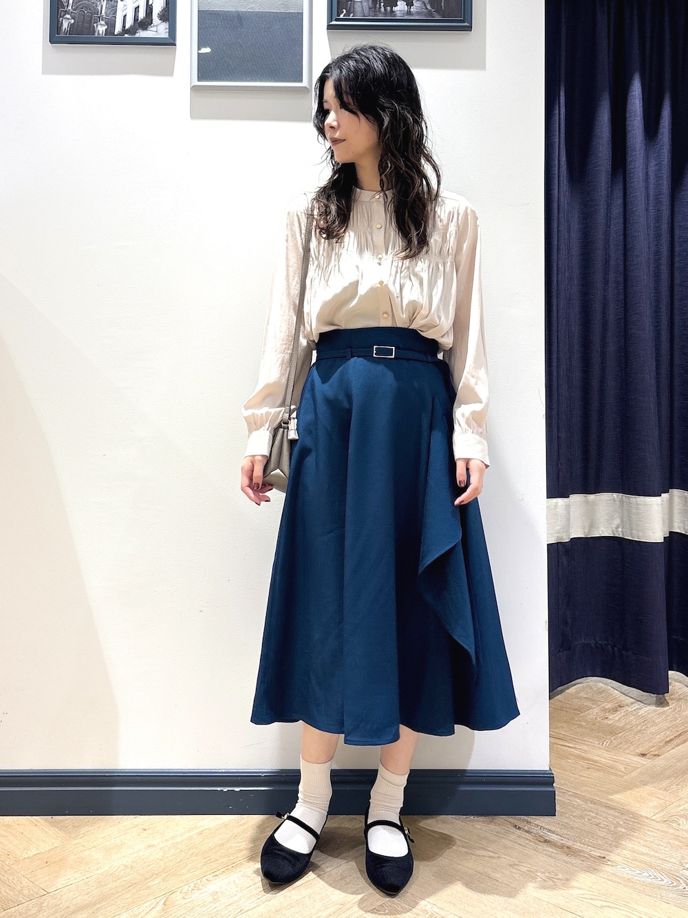 ピンク系のシャツ/ブラウス、シルバー系のネックレス、シルバー系のその他雑貨を着用したレディースの秋コーディネートの1枚目の写真
