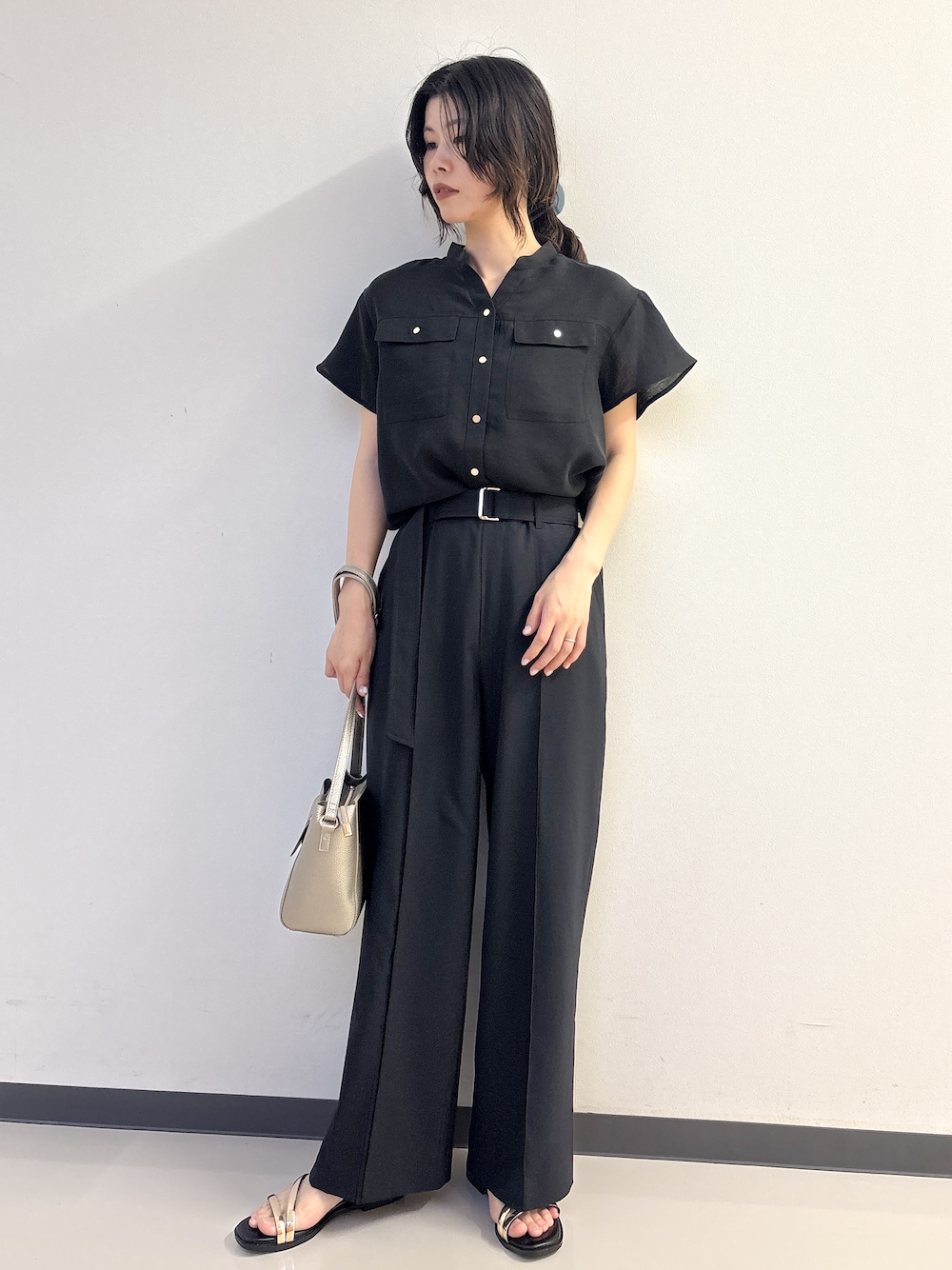 ブラック系のシャツ/ブラウス、ブラック系のその他パンツ、シルバー系のショルダーバッグを着用したレディースの夏コーディネートの1枚目の写真