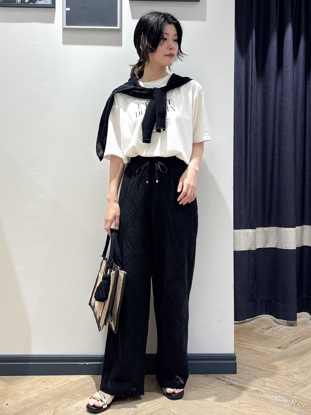 ブラック系のカーディガン/ボレロ、ホワイト系のTシャツ/カットソー、ブラック系のその他パンツを着用したレディースの春コーディネートの1枚目の写真