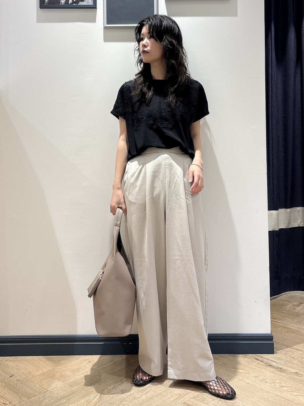 ブラック系のTシャツ/カットソー、ベージュ系のその他パンツ、ブラウン系のトートバッグを着用したレディースの夏コーディネートの1枚目の写真