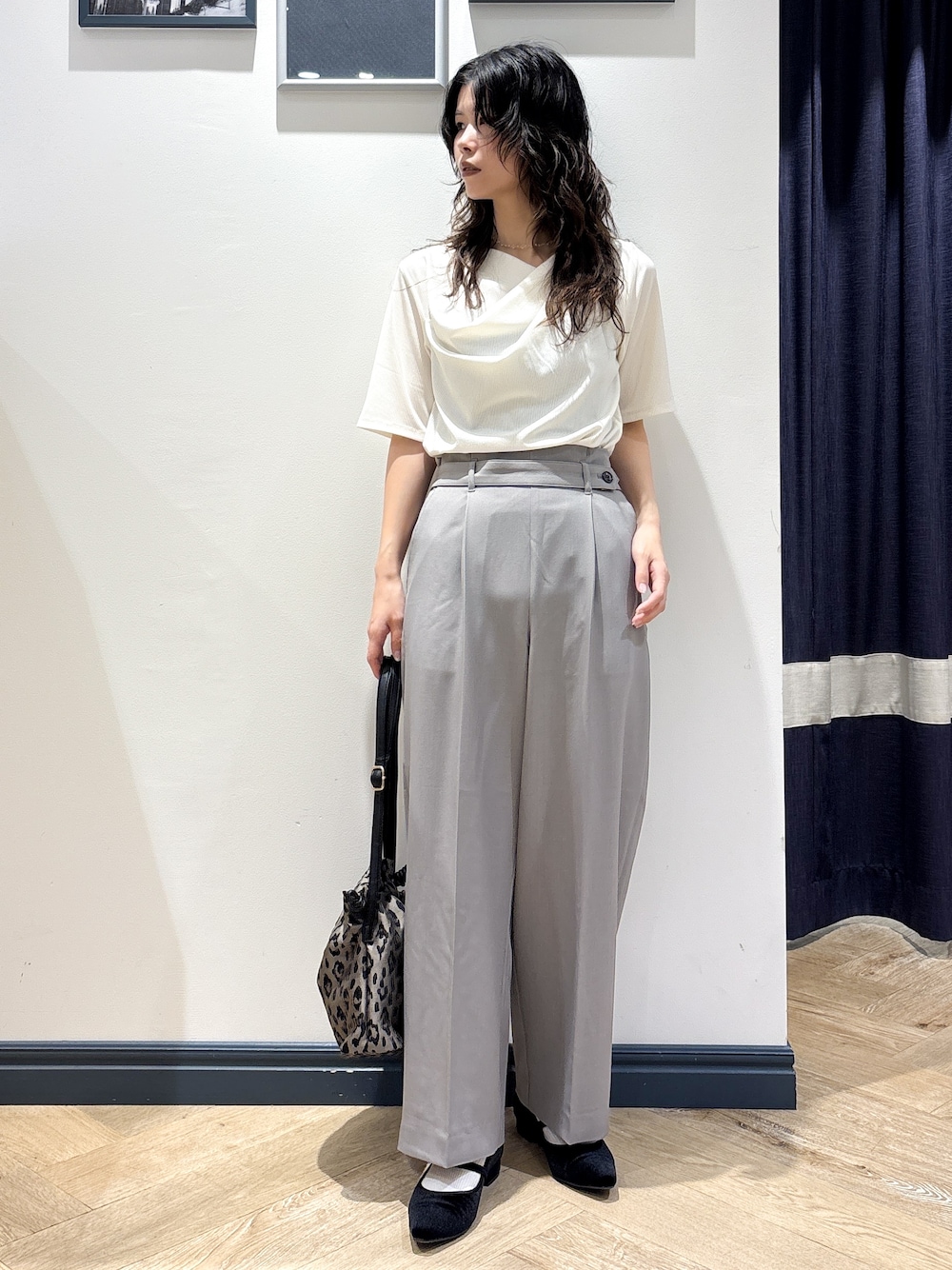 ホワイト系のTシャツ/カットソー、グレー系のその他パンツ、ブラウン系のショルダーバッグを着用したレディースの秋コーディネートの1枚目の写真