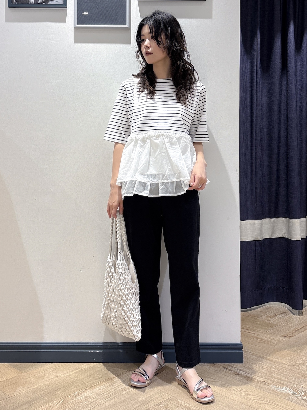 ホワイト系のTシャツ/カットソー、ブラック系のその他パンツ、ホワイト系のトートバッグを着用したレディースの春コーディネートの1枚目の写真