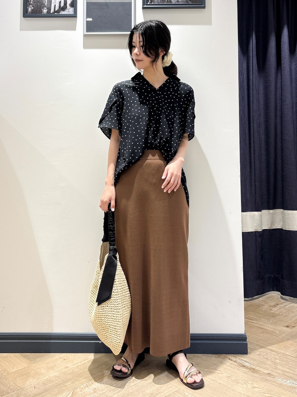 ブラック系のシャツ/ブラウス、ブラウン系のスカート、ブラック系のショルダーバッグを着用したレディースの夏コーディネートの1枚目の写真