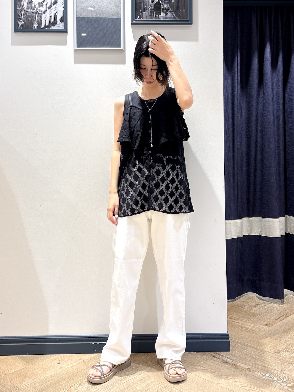 ブラック系のタンクトップ、ブラック系のタンクトップ、ホワイト系のデニムパンツを着用したレディースの夏コーディネートの1枚目の写真
