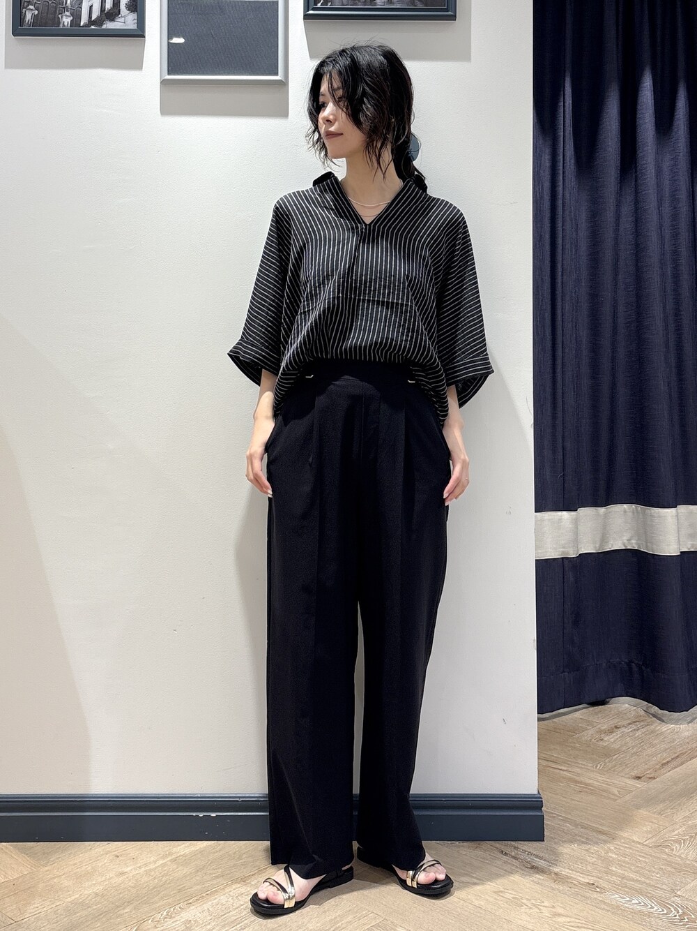 ブラック系のシャツ/ブラウス、ブラック系のその他パンツ、シルバー系のネックレスを着用したレディースの夏コーディネートの1枚目の写真