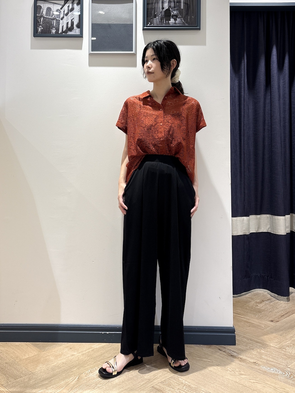 オレンジ系のシャツ/ブラウス、ブラック系のその他パンツを着用したレディースの夏コーディネートの1枚目の写真