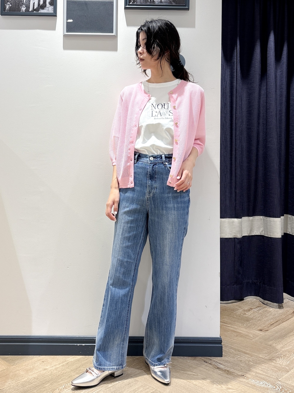 ピンク系のカーディガン/ボレロ、ホワイト系のTシャツ/カットソー、ブルー系のデニムパンツを着用したレディースの夏コーディネートの1枚目の写真