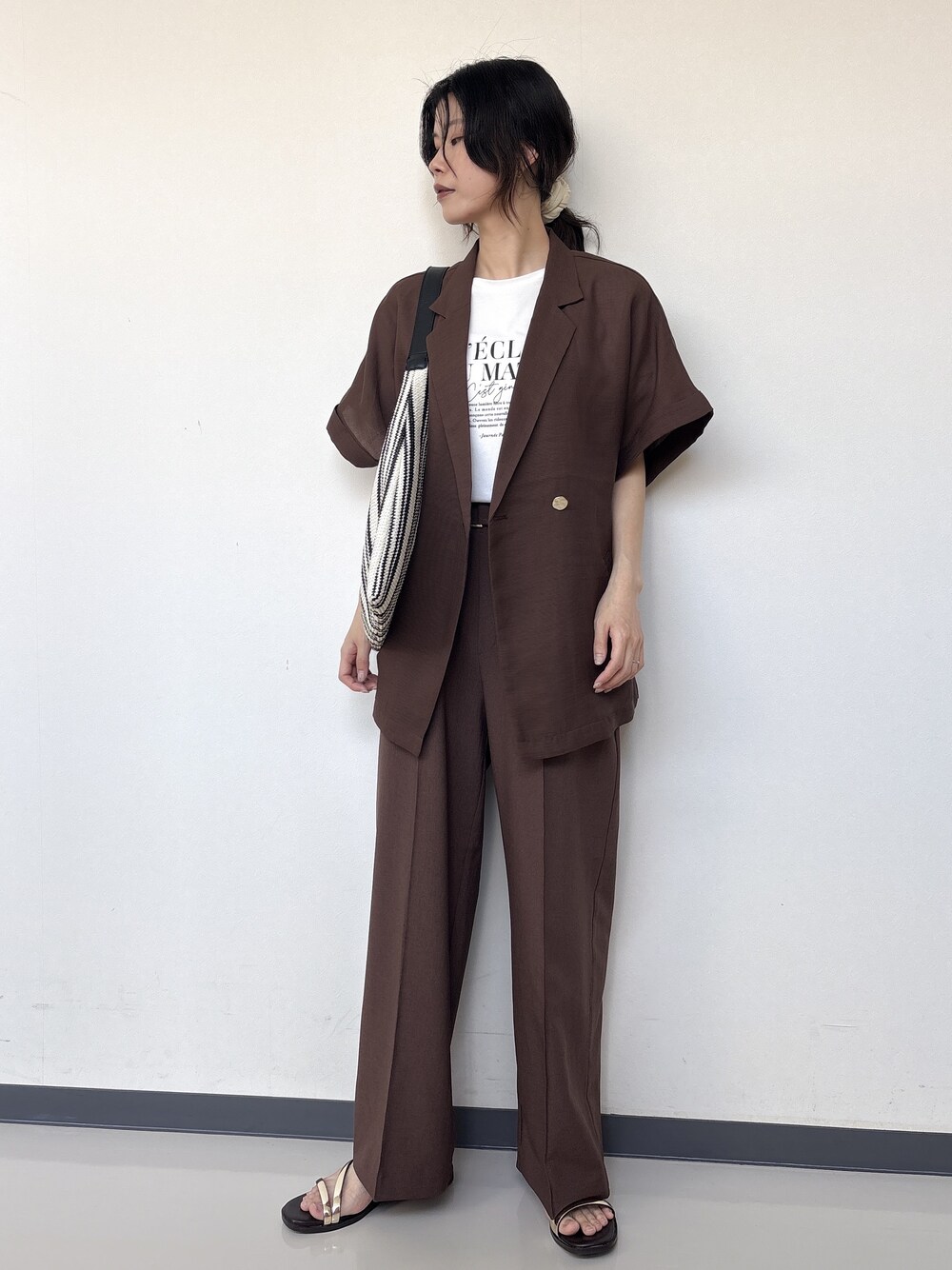 ホワイト系のTシャツ/カットソー、ブラック系のショルダーバッグを着用したレディースの夏コーディネートの1枚目の写真
