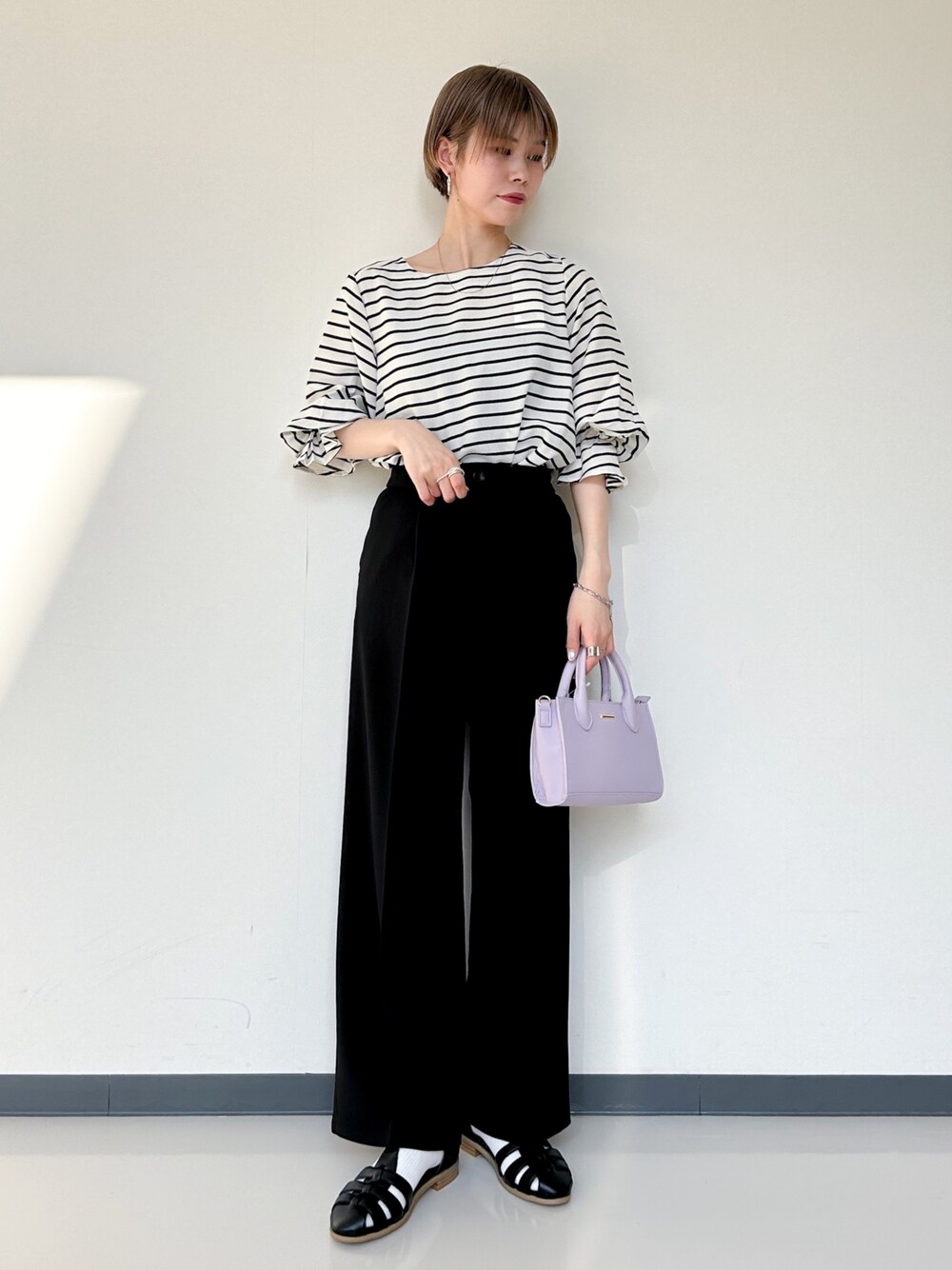 ブラック系のその他パンツ、ブラック系のサンダル、ブラック系のシャツ/ブラウスを着用したレディースの春コーディネートの1枚目の写真