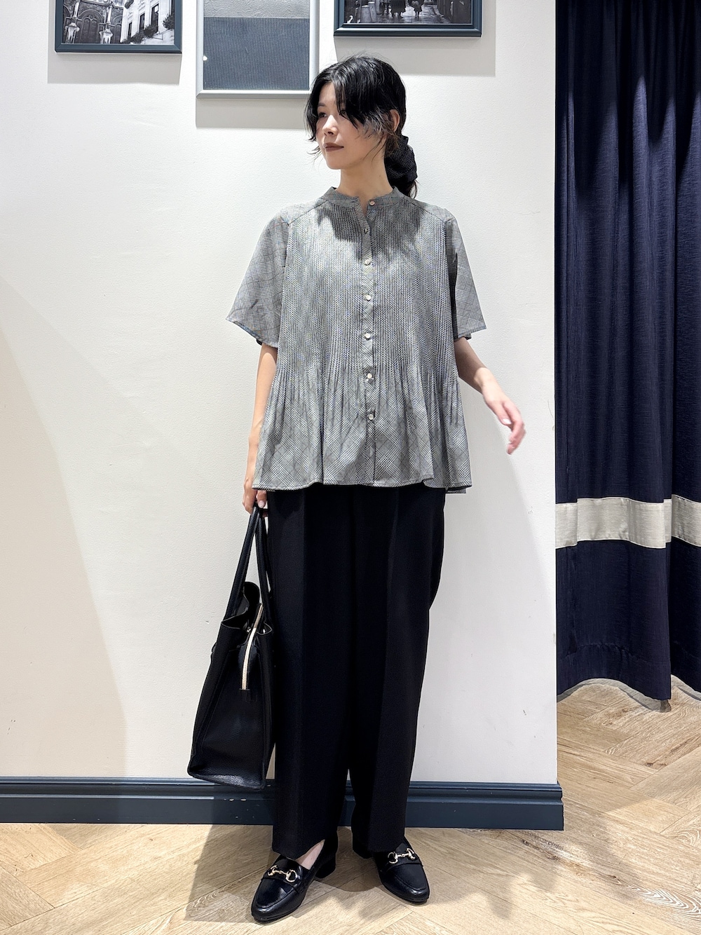 ブラック系のシャツ/ブラウス、ブラック系のその他パンツ、ブラック系のトートバッグを着用したレディースの夏コーディネートの1枚目の写真
