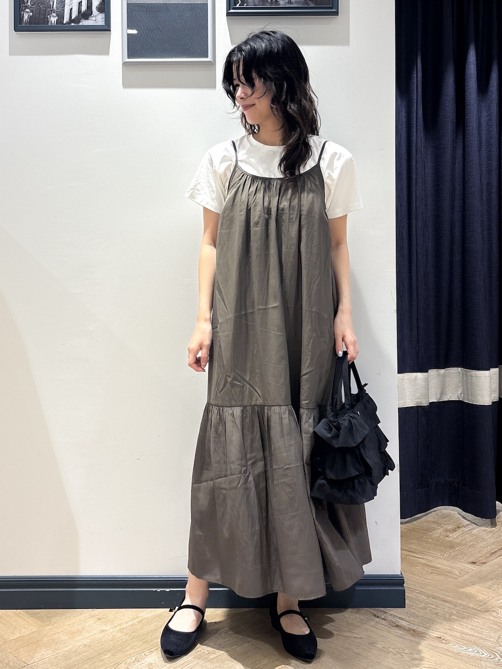ホワイト系のTシャツ/カットソー、グリーン系のワンピース、ブラック系のトートバッグを着用したレディースの夏コーディネートの1枚目の写真