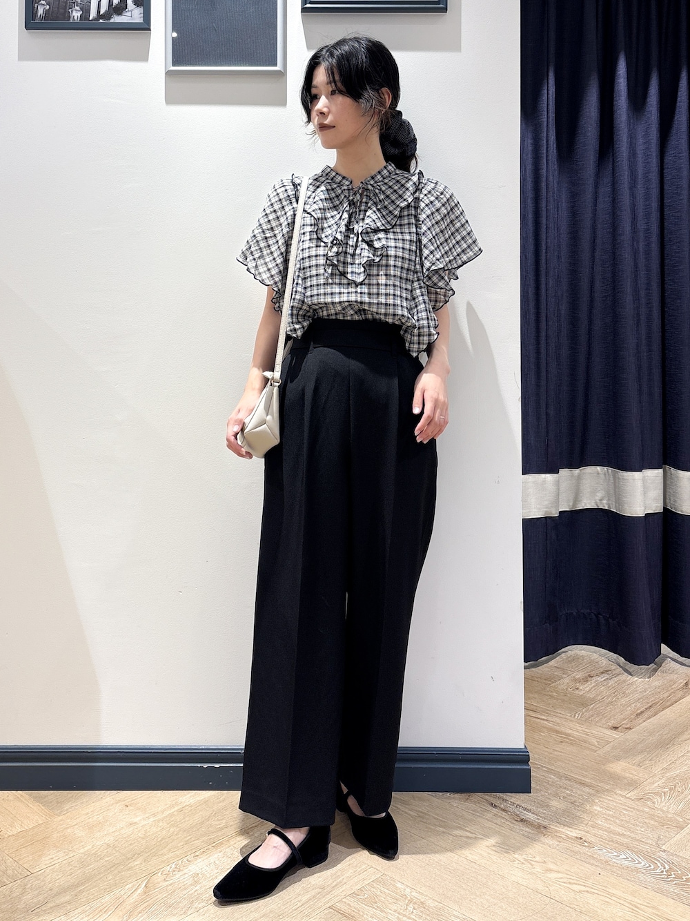 ブラック系のシャツ/ブラウス、ブラック系のその他パンツ、ベージュ系のその他雑貨を着用したレディースの夏コーディネートの1枚目の写真
