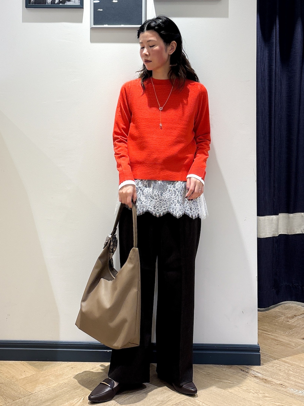 レッド系のニット/セーター、ホワイト系のTシャツ/カットソー、ブラウン系のその他パンツを着用したレディースの秋コーディネートの1枚目の写真