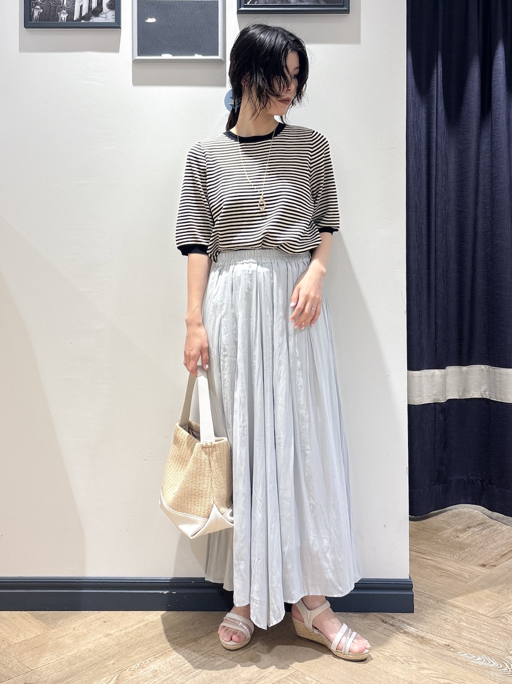 ブラック系のニット/セーター、ブルー系のその他パンツ、ホワイト系のショルダーバッグを着用したレディースの夏コーディネートの1枚目の写真