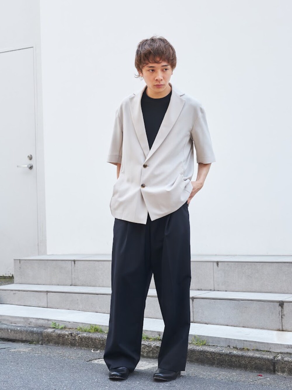 「夏コーデ、ジャケット、オトナカジュアル、STUDIOUS、きれいめカジュアル」｜「STUDIOUSのFEEL AIRセミダブルハーフジャケット（テーラードジャケット、ベージュ系）」を使った、白鳥巧史さん（メンズ・170cm）の夏コーディネートの1枚目の写真