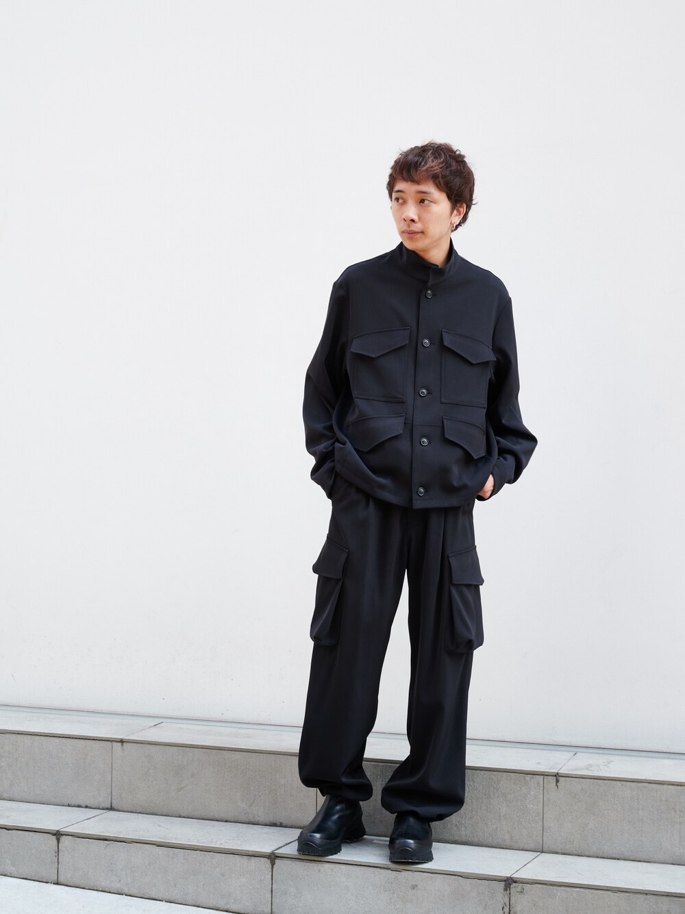 「UJOH、オールブラック、ミリタリー、シック、カーゴパンツ、ブーツ、STUDIOUS」｜「UJOHのSTUDIOUS別注 Stand Collar 4 Pockets Blouson（ブルゾン、ブラック系）」を使った、白鳥巧史さん（メンズ・170cm）の秋コーディネートの1枚目の写真