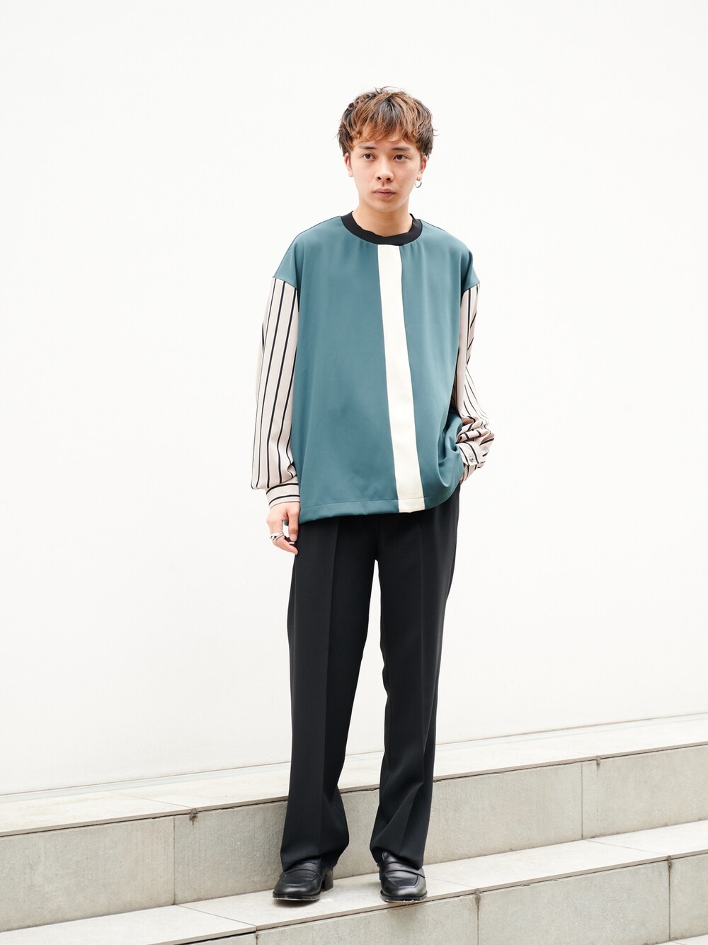 「STUDIOUS、CULLNI、きれいめカジュアル、きれいめ、ストライプ」｜「CULLNIのSTUDIOUS別注 切り替えPULLOVER（スウェット、グリーン系）」を使った、白鳥巧史さん（メンズ・170cm）の夏コーディネートの1枚目の写真