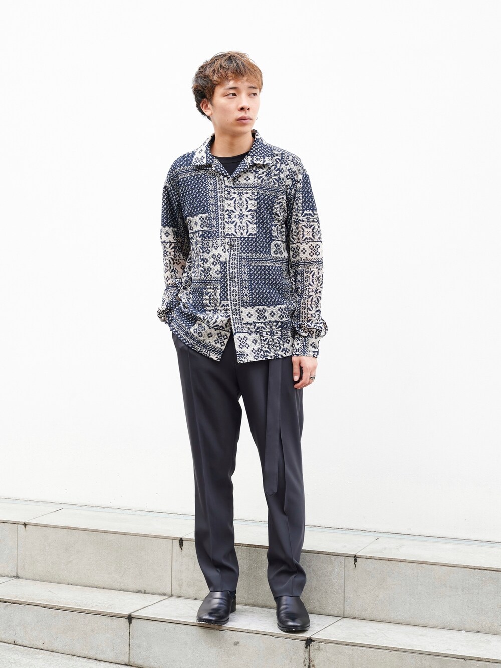 「STUDIOUS、柄シャツ、綺麗めカジュアル、パッチワーク、シャツスタイル」｜「STUDIOUSのパッチワークレースL/Sシャツ（シャツ/ブラウス、ブルー系）」を使った、白鳥巧史さん（メンズ・170cm）の夏コーディネートの1枚目の写真